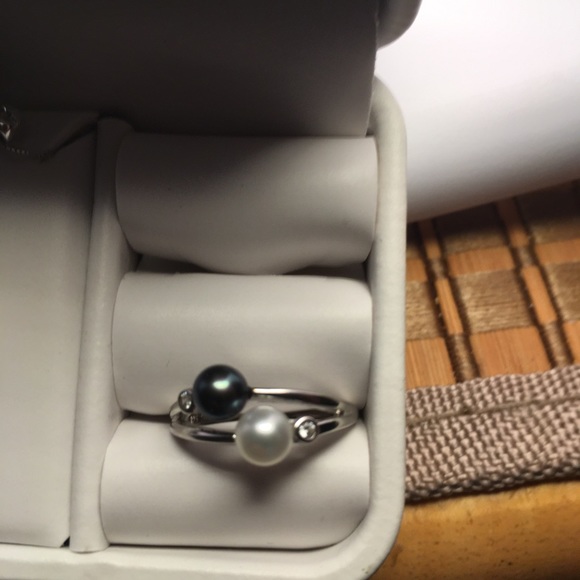 COPY - Black and White Cultured Pearl Ring - Picture 2 of 4
